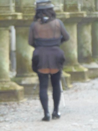 Találós kérdés: Mit csinál a képen látható "NŐ"?